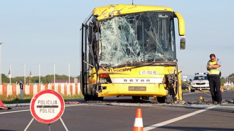 Kako bi izbjegao veću nesreću, vozač busa skrenuo na auto