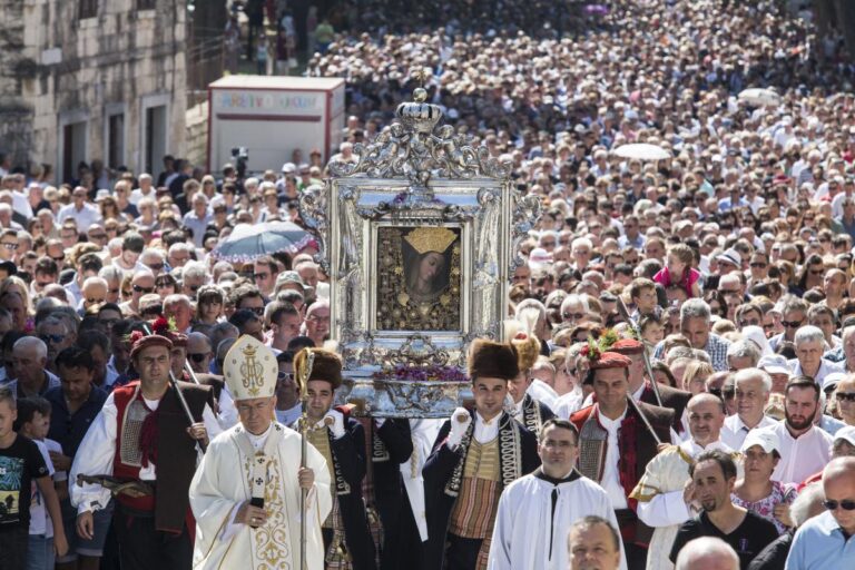 Sinj preplavljen vjernicima, tisuće ljudi u zanosu štuje Gospu: pogledajte spektakularne prizore iz procesije