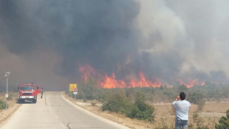 Požar u Zatonu Obrovačkom gase kanaderi, ometa ih bura