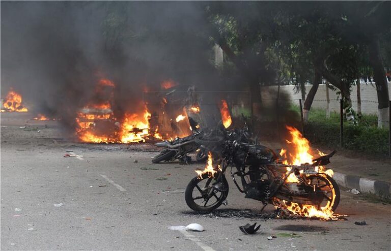 NEW DELHI: 30 osoba poginulo, a više do 200 ozlijeđeno…Raste broj mrtvih u sukobu policije i sljedbenika indijskoga gurua optuženog za silovanje…(FOTO)