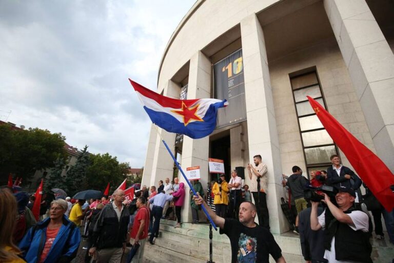 (FOTO) SRAMOTA! Na ovom prosvjedu vijore se neke druge zastave sa “zabranjenim znakovljem” aveti prošlosti…