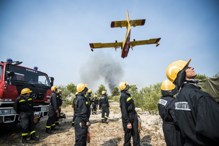 Dalmacija u plamenom obruču: požari se opasno približili Zadru; Kaos na autocesti: ljudi u panici bježe vozeći u suprotnom smjeru, gori i na Hvaru, kod Šibenika, Benkovca…