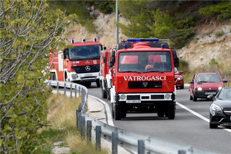 Požar kod Omiša pod nadzorom, izgorjelo 60-tak hektara  šume i raslinja te nešto maslinika