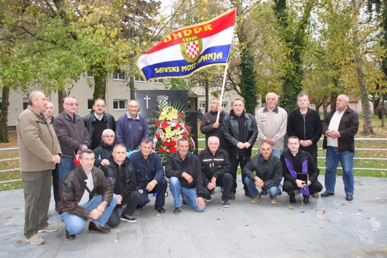 FOTO – 24. listopada 1990 godine u Županji i okolnim mjestima oko Županje podijeljeno je naoružanje za 300 dragovoljaca…