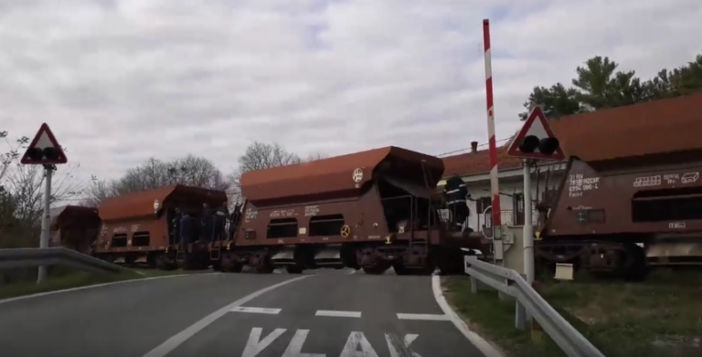 KATASTROFALAN PROPUST HŽ-A KOD SIVERIĆA ‘Željeznički vagoni prijeteći prometuju, rampa je podignuta, a signalizacija ne radi!’VIDEO