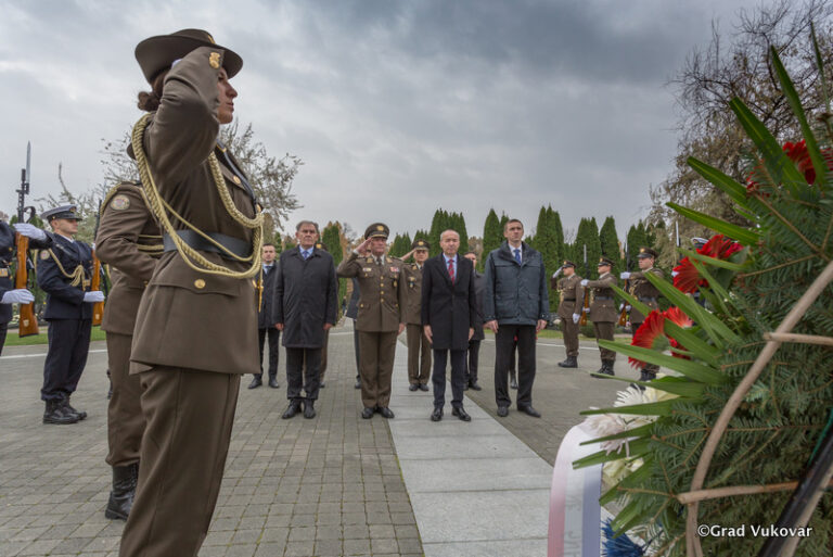 VUKOVAR: Odana počast žrtvama Domovinskog rata prije svečanog otvorenja vukovarske vojarne 204. brigade Hrvatske vojske…(FOTO)