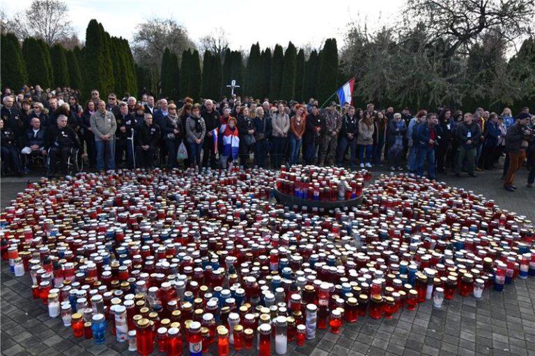 (VIDEO) Vijenci i svijeće na obljetnicu zločina na Ovčari…26. obljetnica ubojstva 200 ranjenika i civila na Ovčari…