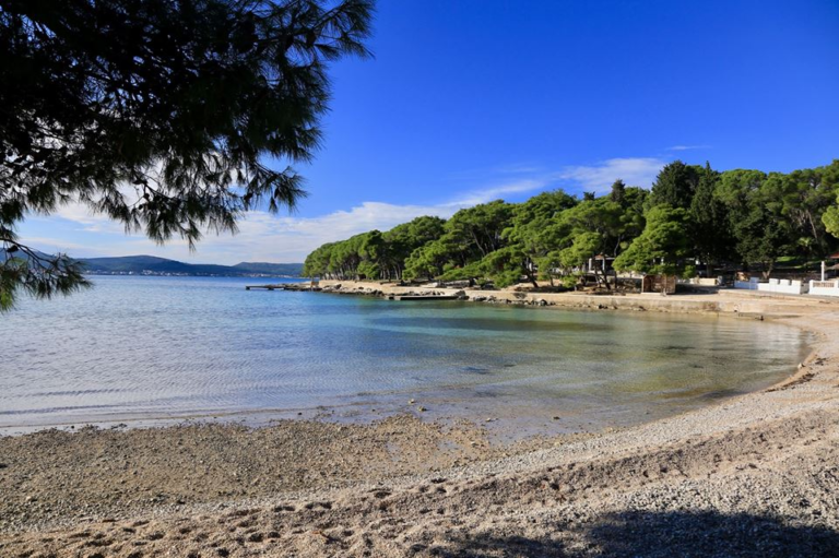 STRAVIČAN SRBOČETNIČKI ZLOČIN: ‘Sestru su ubili dok se kupala na plaži i nikad ih neće kazniti’…još četvero mladih je tada u trenu poginulo…