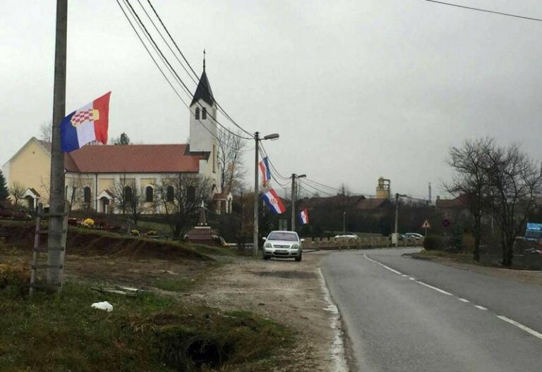 Kod spomenika poginulim branitelja HVO-a U Maglaju zapaljene zastave hrvatskog naroda u BiH…(FOTO)