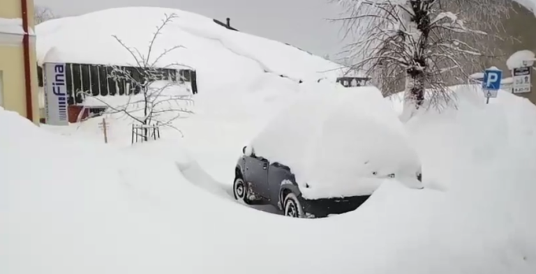 DELNICE: DVA METRA SNIJEGA KOJI JOŠ PADA…VIDEO…