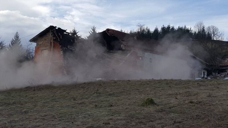 U Hrvatskoj Kostajnici došlo je do odrona na šest kuća, a za sada nema informacija o ozlijeđenima ili smrtno stradalima…FOTO…