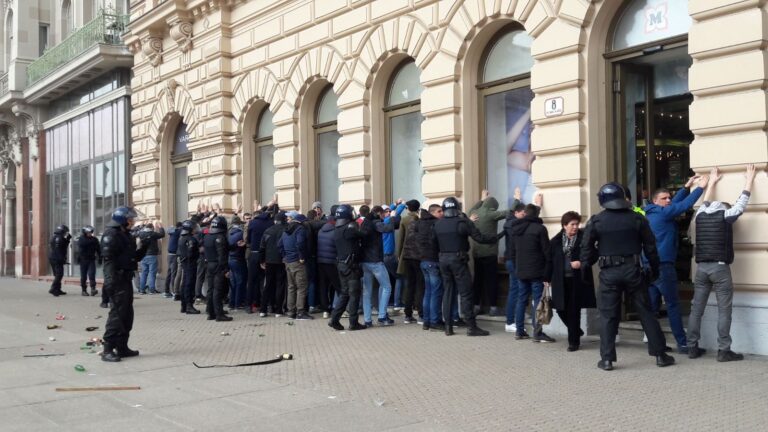 Crnogorski huligani radili nerede i divljali u Zagrebu: Bacali boce, dizali tri prsta u zrak i vikali “Ovo je Srbija””Ubi ustaše”…FOTO…