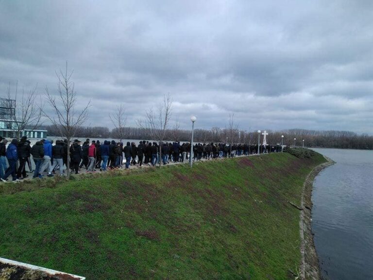 BRAVO TORCIDA! U Vukovaru – navijači Hajduka u miru i tišini položili vijenac i zapalili svijeće za Vukovarske žrtve!…FOTO…