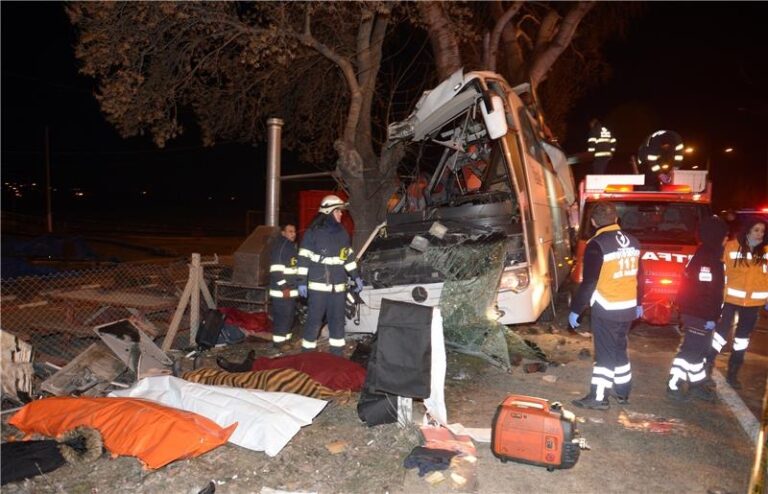 STRAVIČNA NESREĆA: Sedamnaest mrtvih u nesreći autobusa s ilegalnim migrantima u Turskoj…FOTO…