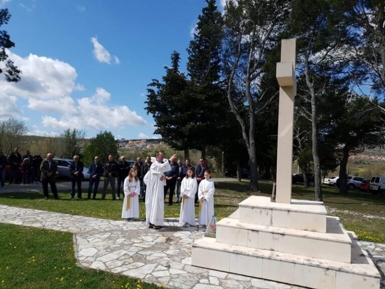 U Vukšiću služena Sv. misa za sve poginule hrvatske branitelje i civile u Domovinskom ratu…FOTO…