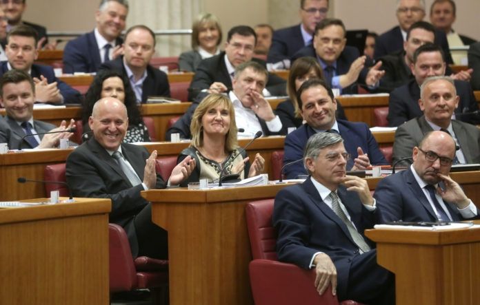 ZAR SU HRVATSKI SABOR ,KOJI VI PREDSTAVLJATE, HRVATSKA VLADA, KOJU VI NADZIRETE , DOISTA NESPOSOBNI UPRAVLJATI REPUBLIKOM HRVATSKOM, NESPOSOBNI ZAŠTITITI HRVATSKE GRAĐANE OD ZLOSTAVLJANJA , SAMI BEZ TUTORA?