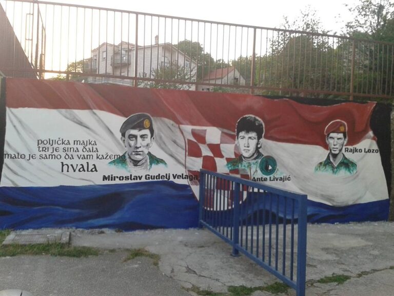 VELIČANSTVENI mural sa trojicom dičnih sinova Imotskih Poljica, koji svoj mladi život ostaviše na braniku Domovine!