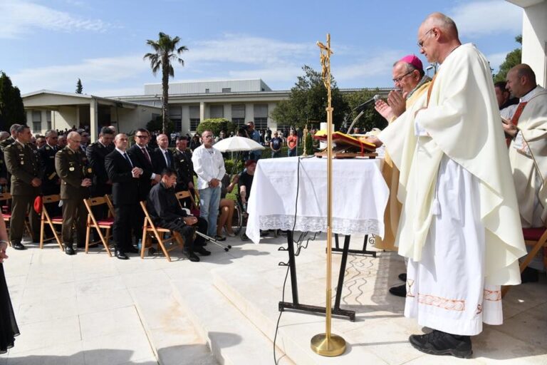 Vojni ordinarij mons. Bogdan podržao ministra Damira Krstičevića…Kako se moglo dogodili da nam povijest Domovinskog rata i stvaranja samostalne hrvatske države pišu i interpretiraju oni koji nisu prstom makli za obranu domovine…