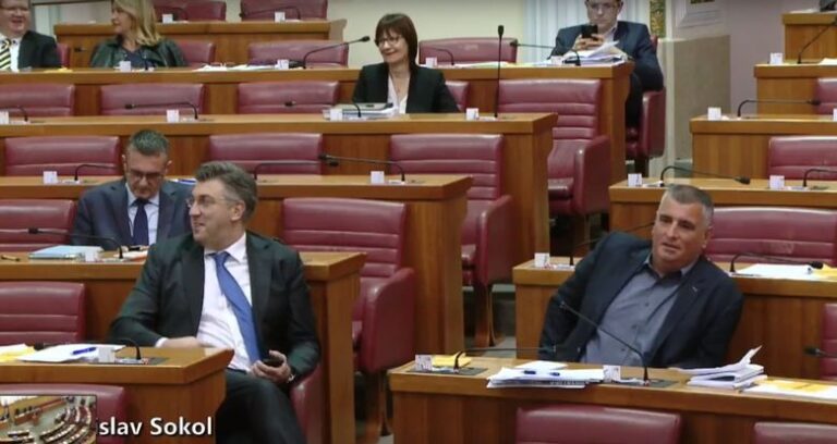 VIDEO: PLENKOVIĆ I BULJ razmijenili uvrede i poniženja… Nakon Buljovog spominjanja ‘briselskog ćate’ i Plenkovićevog ‘Bulja panja’, premijer sjeo kod Mostovca…