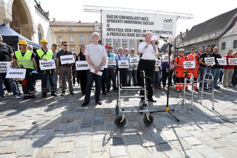 Prosvjed na Trgu sv. Marka: Nedopustivo je raditi do 67. godine jer je životna dob Hrvata manja od prosjeka EU…Mladi su to odavno prepoznali, u Hrvatskoj ne vide budućnost i odlaze u inozemstvo…