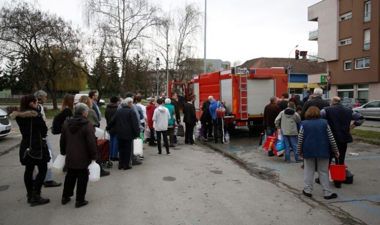 U DOMOVINSKOM RATU SU IMALI VODU A SAD GOTOVO 90 TISUĆA LJUDI BEZ PITKE VODE Gradonačelnik: Čak i kada se spojimo na drugi vodovod, a trebat će barem dva tjedna, to neće riješiti problem!