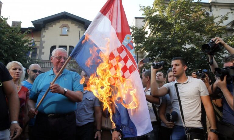 Šešelj gazio hrvatsku zastavu, radikali najavljuju miting u Hrtkovcima…Debeli i skoro nepokretan četnik nadvladao petoricu iz osiguranja u srpskom parlamentu ili su ga “pustili”…