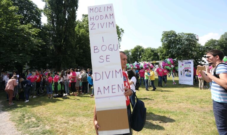 PRIJENOS U ŽIVO: Pogledajte desetke tisuća ljudi na ”Hodu za život” u Zagrebu, Splitu i Rijeci…FOTO…