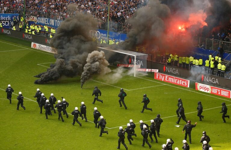 U Hamburgu sve gori: navijači nezadovoljni ispadanjem iz Bundes lige pale tribine..na stadion utrčala i konjica…VIDEO-FOTO…