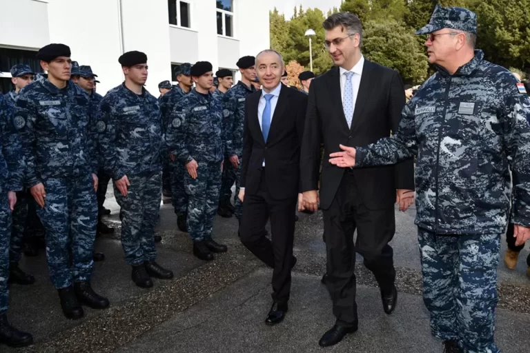 FOTO: Predsjednik Vlade Plenković obišao vojarnu “116. brigade HV” u Pločama…