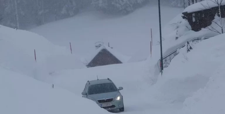 (VIDEO) RASTE BROJ MRTVIH U SNJEŽNOJ OLUJI KOJA DIVLJA AUSTRIJOM Više osoba je i nestalo, a meteorolozi najavljuju još 120 cm snijega…