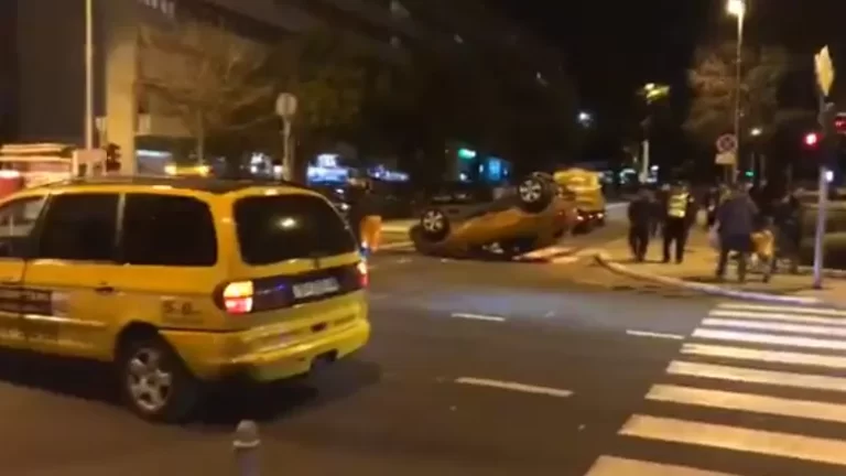 VIDEO Nakon sudara u centru Splita auto završio na krovu: Vozačica prebačena u splitsku bolnicu