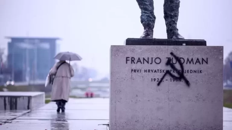 (FOTO) Vandali u Zagrebu unakazili i oštetili spomenik dr.Franji Tuđmanu-prvom hrvatskom predsjedniku!