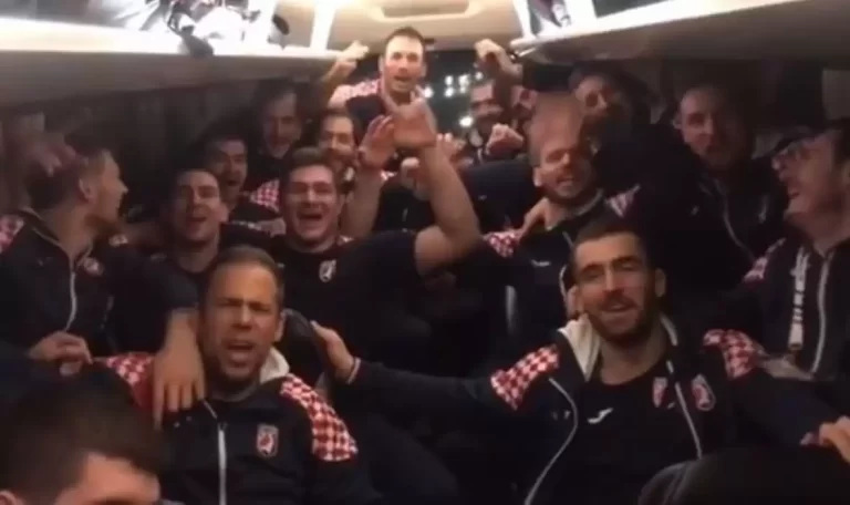 VIDEO:ČERVAR TO JE TOO!  ORIO SE CIJELI AUTOBUS  Pogledajte kako su hrvatski rukometni reprezentativci slavili uz veliki hit Miše Kovača!