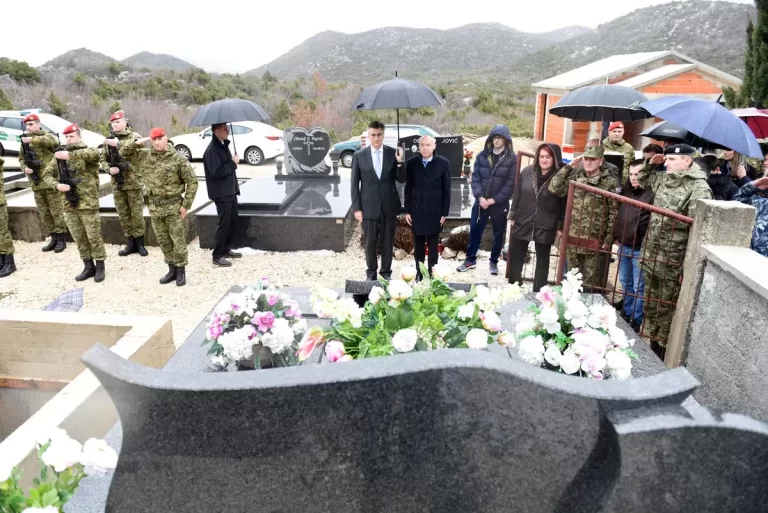 VIDEO: Plenković i Krstičević odali počast bojniku Davoru Joviću…