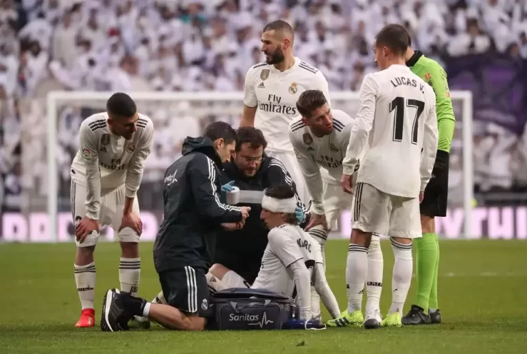 VIDEO-FOTO: STRAŠAN SUDAR I KRVAVI MODRIĆ ZABRINULI REALOVCE Maestro zadobio posjekotinu pa sjajnim pogotkom u derbiju oduševio Santiago Bernabeu