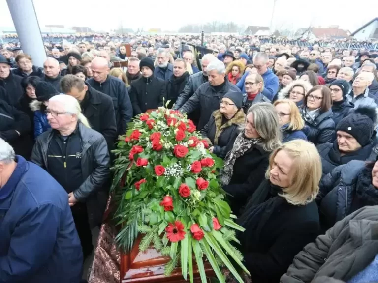 (FOTO-VIDEO)Tisuće ljudi ispratilo glumačku i ljudsku veličinu Ivu Gregurevića: “Čast mi je nositi križ na njegovu pogrebu!”…Ivo je bio jedan od najvećih glumaca današnjice…