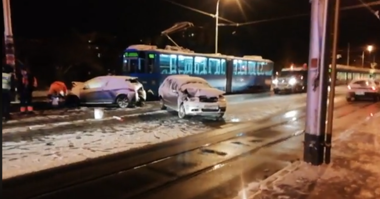 VIDEO Prometna u centru Zagreba: Sudarila se dva automobila i dva tramvaja, više od deset tramvaja stoji u Maksimirskoj ulici