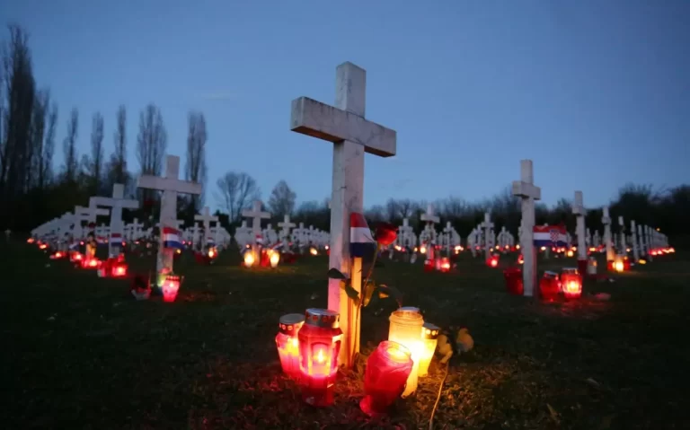 VIDEO: Učenici nekih škola srpske nacionalnosti u Vukovaru sjede dok se izvodi nacionalna himna Republike Hrvatske “Lijepa naša domovino”…