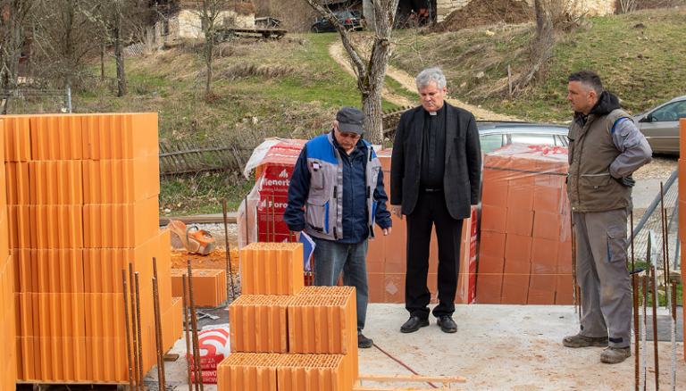 BISKUP KOŠIĆ OBIŠAO GRADILIŠTE SPOMEN CRKVE U ZRINU…