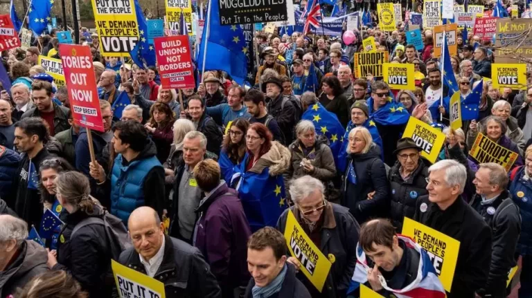 PROSVJEDI: Deseci tisuća ljudi na ulicama Londona traže novi referendum o Brexitu…