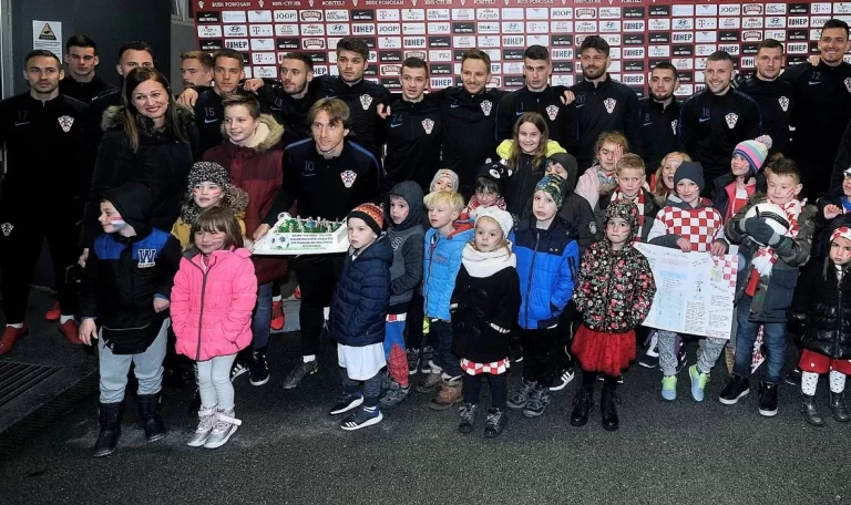 FOTO: HVALE VRIJEDAN POTEZ VATRENIH UOČI ZAJEDNIČKOG TRENINGA ‘Sretan sam, ponosan i ispunjen što kao hrvatski reprezentativci možemo pomagati djeci’