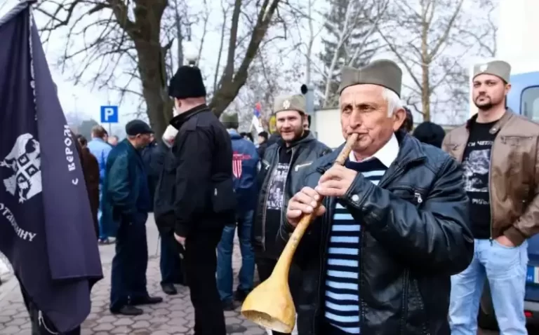 ŽELJE PUSTE: (VIDEO) Četnici u Višegradu guslili i pjevali: “Bit će opet pakao i krvava Drina”…Da se Dražin barjak vije ne bi bilo Albanije