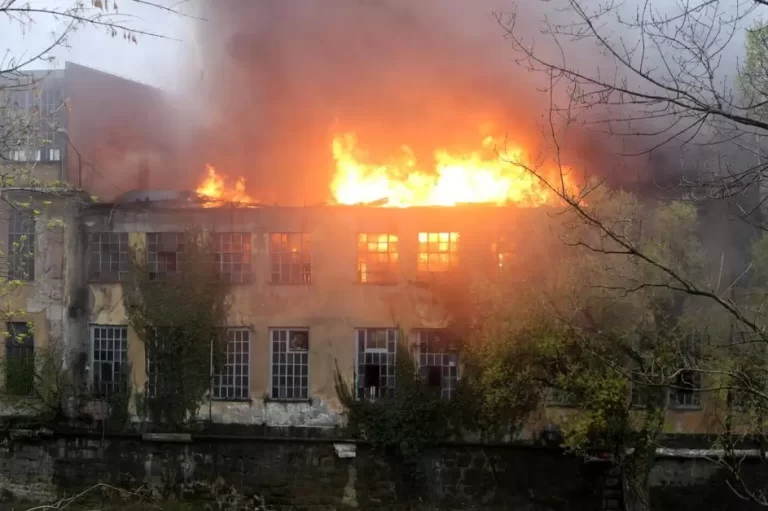 FOTO-VIDEO Kako je buknuo požar u pogonu nekadašnje tvornice Pamučna industrija u Dugoj Resi?…Ovako je uništena i Dalmatinka Sinj, samo što je pokradena…