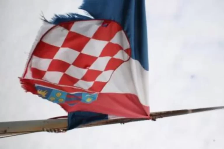 U vukovarskom naselju Lipovača, na nogometnom igralištu, dvaput je poderana hrvatska zastava…