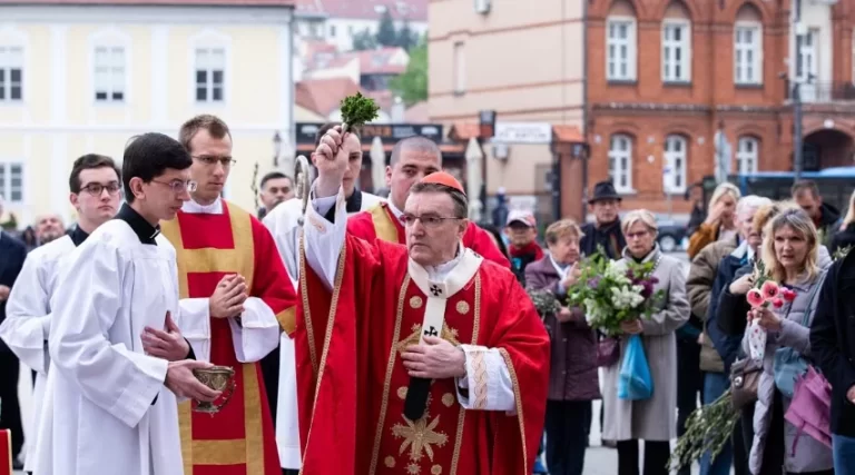 CVJETNICA U ZAGREBAČKOJ KATEDRALI Kardinal Bozanić: Ako smo Kristovi, mi se ne bojimo!