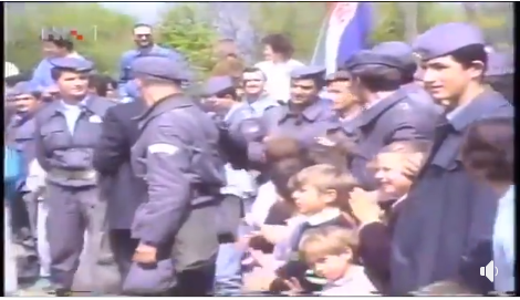 VIDEO! OPKOLJENO KIJEVO Nakon niza incidenata u noći s 27. na 28. travnja 1991. iz smjera Vrlike hrvatski policajci probili su se u Kijevo i ondje formirali Policijsku postaju…