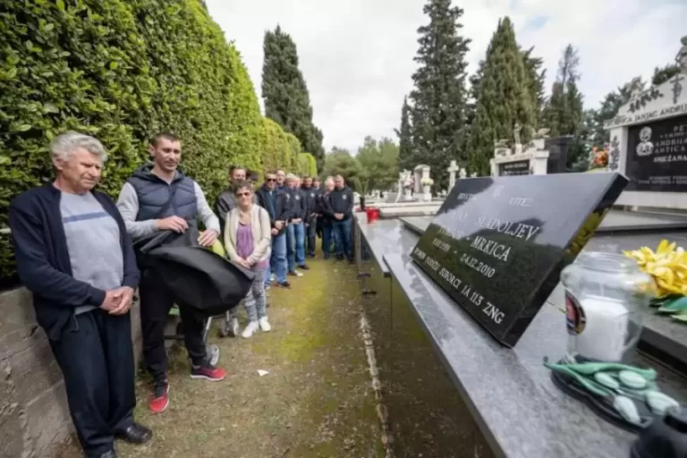 FOTO: NEMA ZABORAVA! Otkrivena spomen ploča preminulom hrvatskom vitezu Silviju Sladoljevu-Mrkici