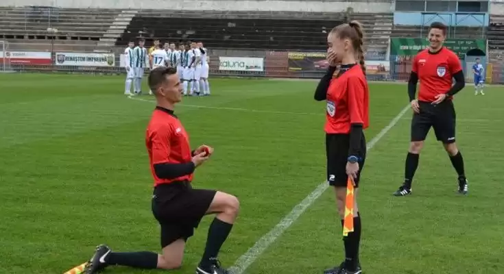 VIDEO! ROMANSA NA STADIONU: Sudac prije utakmice zaprosio pomoćnu sutkinju!