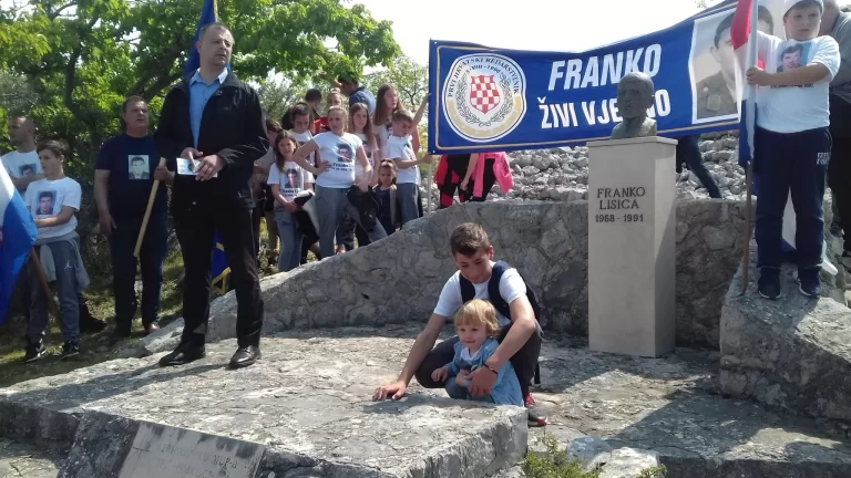 (FOTO-VIDEO) OBILJEŽENA 28. GODIŠNJICA POGIBIJE FRANKA LISICE- JUNAKA DOMOVINSKOG RATA!…