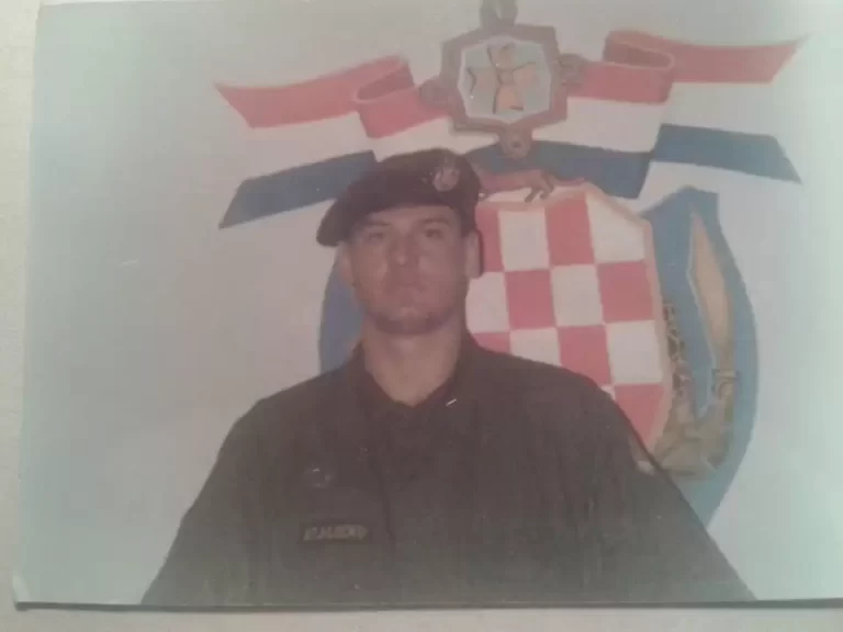 VLADO MARIĆ: ZAŠTO IM POLICIJA NE ODUZME JUGOSLAVENSKU ZASTAVU I ZASTAVU DDR-a? ‘Simboli nepostojećih država u Austriji su ZABRANJENI!!!!’